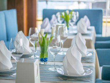 Deniz tarzında güzel bir restoran iç tasarım.