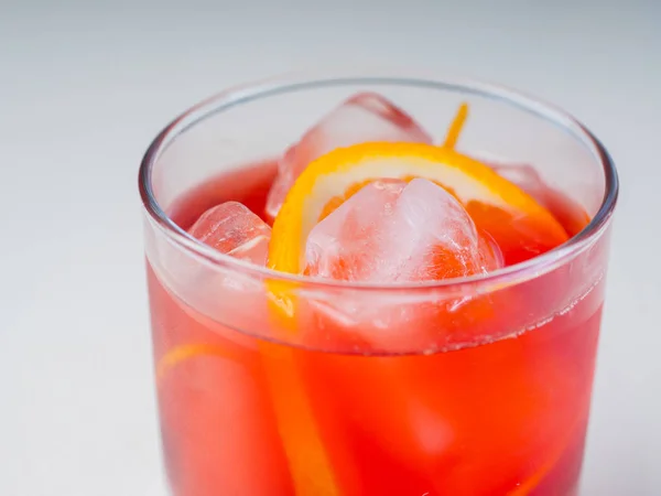 Cocktail brilhante colorido decorado com gelo, açúcar e frutas. Bebida de refrigeração . — Fotografia de Stock