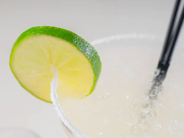 Colorido cóctel brillante decorado con hielo, azúcar y lima. Bebida refrescante . — Foto de Stock