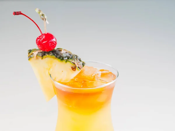 Bunter heller Cocktail mit Eis, Zucker und Ananas verziert. Kühlgetränk. — Stockfoto