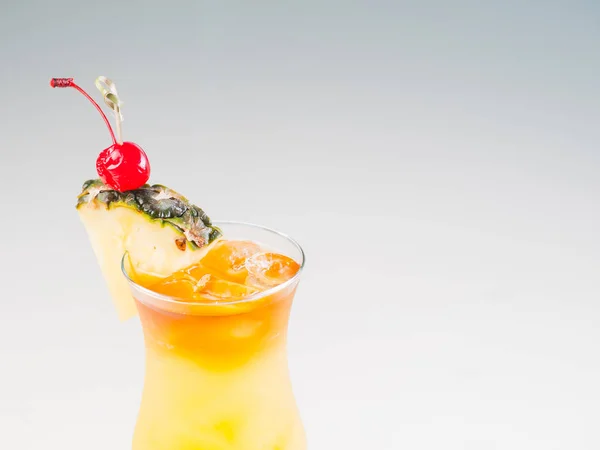 Πολύχρωμο κοκτέιλ φωτεινά διακοσμημένα με πάγο, ζάχαρη και ανανά. Δροσιστικό ποτό. — Φωτογραφία Αρχείου