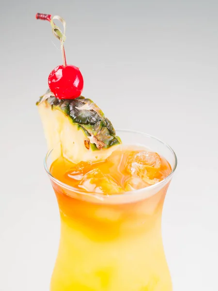 Πολύχρωμο φωτεινό κοκτέιλ pina colada διακοσμημένα με πάγο, ζάχαρη και φρούτα. Δροσιστικό ποτό. — Φωτογραφία Αρχείου