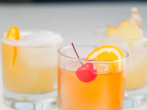 Colorido cóctel brillante decorado con hielo, azúcar y fruta. Bebida refrescante . —  Fotos de Stock