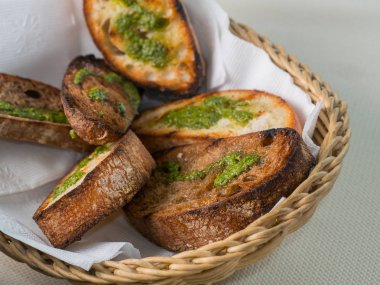 Sarımsaklı ekmek kruton, yakın çekim