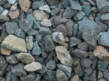 Küçük kare parçalardan oluşan zarif taş duvar.