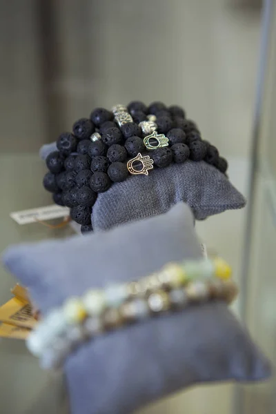 Bracelets faits à la main en pierres précieuses sur vitrine. Accessoires de mode — Photo