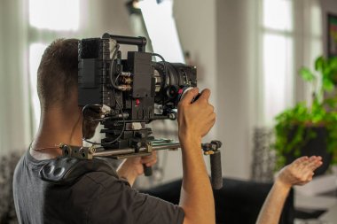 Büyük bir profesyonel fotoğraf makinesi ile çalışırken işleç
