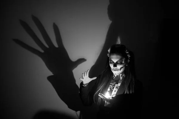 Uma menina na forma de um esqueleto durante um Halloween — Fotografia de Stock