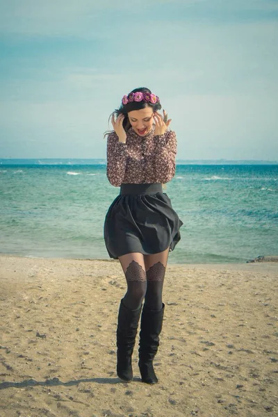 Porträtt av ung vacker trendig kvinna stående på havet eller havet stranden och ler — Stockfoto