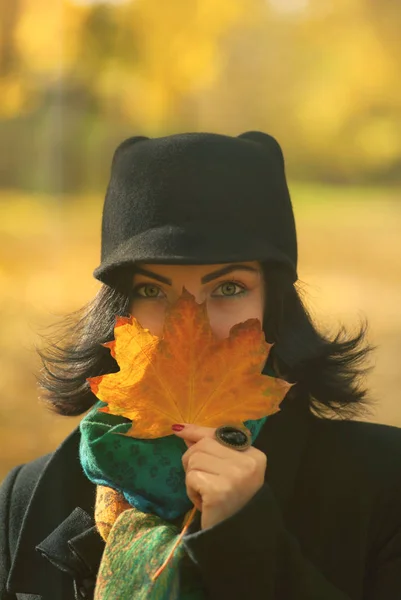 Portret van jonge mooie trendy vrouw staande op natuur herfst achtergrond en glimlachen — Stockfoto