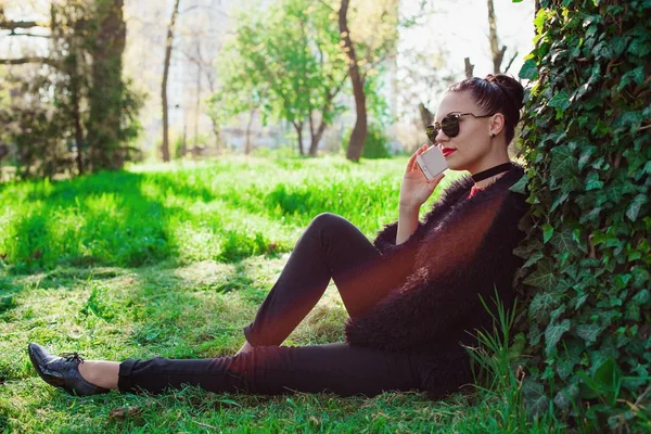 Portret van een jonge vrouw in de lente of de herfst park, genieten van het weer — Stockfoto