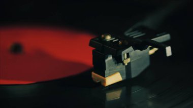 Bir retro tarzı iplik kayıt vinil oyuncu.