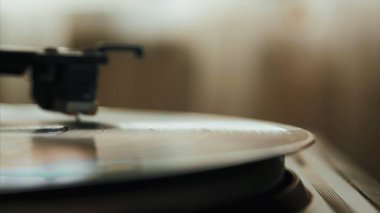Bir retro tarzı iplik kayıt vinil oyuncu. Yakın çekim.
