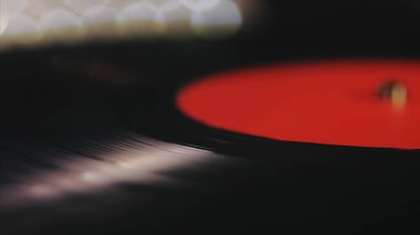 Bir retro tarzı iplik kayıt vinil oyuncu.