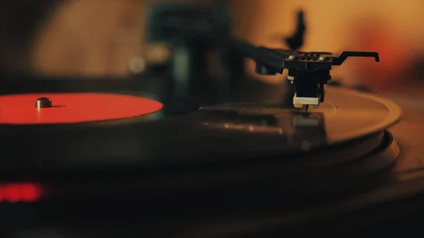 A retro-styled spinning record vinyl player. Close up. — Stock Photo, Image