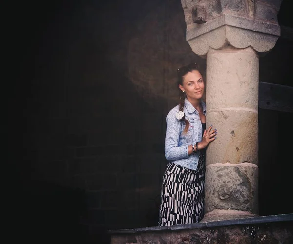 Mulher bonita na saia longa posando perto da coluna antiga no monastery de Meteora Greece. Arquitetura maravilhosa — Fotografia de Stock