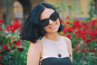 Kırmızı çiçekler bir arka plan üzerinde güzel ve genç birbayan. Sağlık ve güzellik kavramı. Güzel moda kız, tatlı ve seksi.