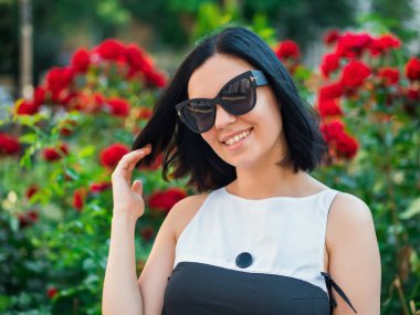 Kırmızı çiçekler bir arka plan üzerinde güzel ve genç birbayan. Sağlık ve güzellik kavramı. Güzel moda kız, tatlı ve seksi.