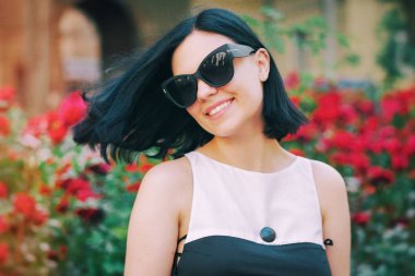 Kırmızı çiçekler bir arka plan üzerinde güzel ve genç birbayan. Sağlık ve güzellik kavramı. Güzel moda kız, tatlı ve seksi.