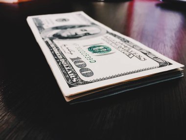 Yüz dolar masada