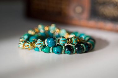 Gemtones ve ahşap boncuk ile güzel bilezik.