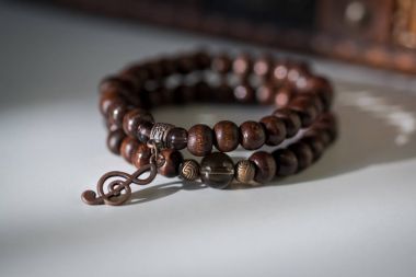 Gemtones ve ahşap boncuk ile güzel bilezik.