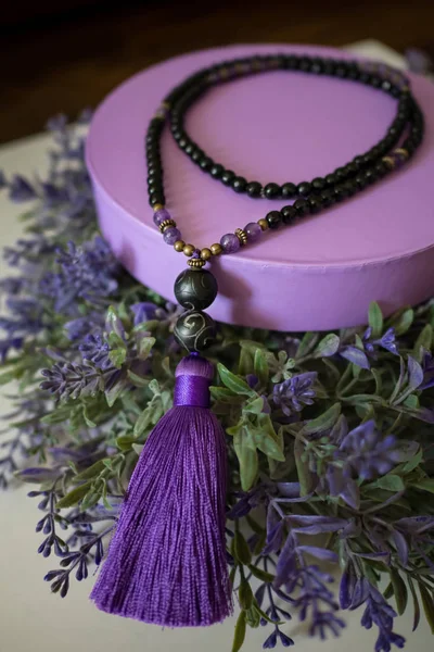 Belles perles de mala violet à la main avec pompon pour mantras et méditation. Onyx et améthyste — Photo