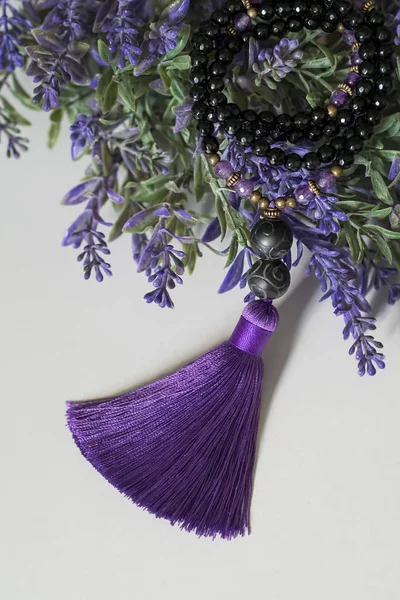 Bonito artesanal violeta mala gemas contas com borla para mantras e meditação. Onyx e ametista — Fotografia de Stock