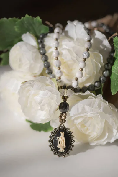 Belles perles de mala pendentif Krishna sur fond de fleur . — Photo