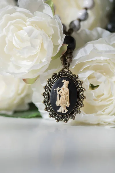 Belles perles de mala pendentif Krishna sur fond de fleur . — Photo