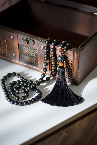 Belles perles de pierres précieuses mala faites à la main avec pompon pour mantras et méditation. fond du cercueil . — Photo