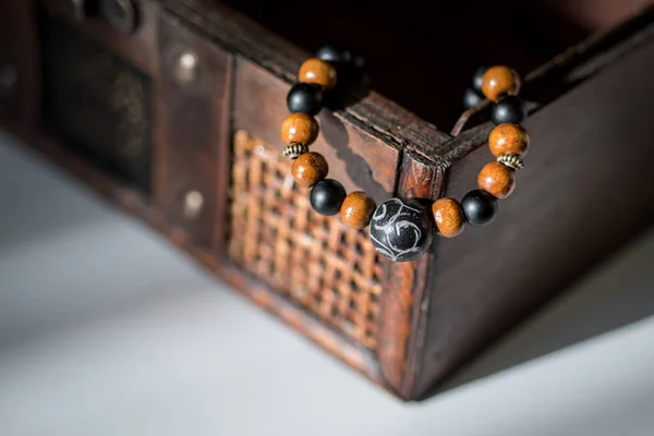 Beaux bracelets avec des gemmes et des perles en bois . — Photo