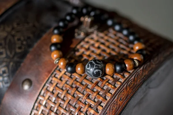 Красивые браслеты с драгоценными камнями и деревянными бусами . — стоковое фото