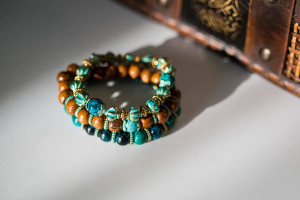 Beaux bracelets avec des gemmes et des perles en bois . — Photo