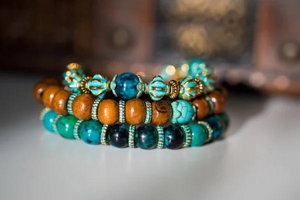 Beaux bracelets avec des gemmes et des perles en bois . — Photo