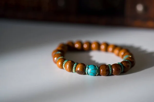 Beaux bracelets avec des gemmes et des perles en bois . — Photo