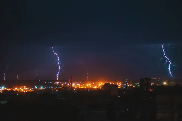 Fénykép gyönyörű erős villám felett nagyváros, cipzár és vihar, elvont háttér, sötétkék ég fényes elektromos villanás, villám és villám, rossz időjárás koncepció — Stock Fotó