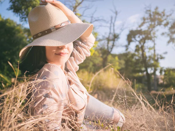 Lato portret kobiety młody hipster, leżące w trawie na słoneczny dzień. Kobieta w kapeluszu, koncepcja kinfolk, ładna twarz, marzy, atrakcyjne, podróżnik, odpoczynek, myślenia, sexy kowbojem Pani — Zdjęcie stockowe