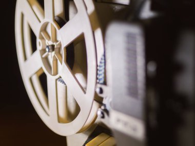 dramatik aydınlatma ve seçici odak siyah bir zemin üzerine film projektör