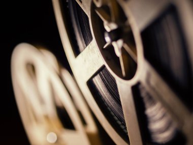 dramatik aydınlatma ve seçici odak siyah bir zemin üzerine film projektör