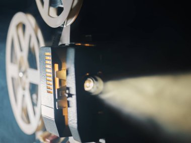 dramatik aydınlatma ve seçici odak siyah bir zemin üzerine film projektör