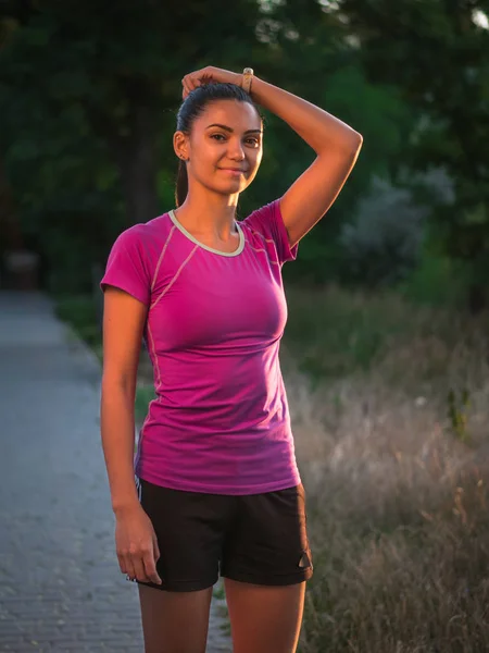 Portret profil szczęśliwy sportowy uroda relaks w parku. Modelki relaksujący, oddech świeżego powietrza na zewnątrz. Pojęcie zdrowego, aktywnego trybu życia. Miejsce — Zdjęcie stockowe