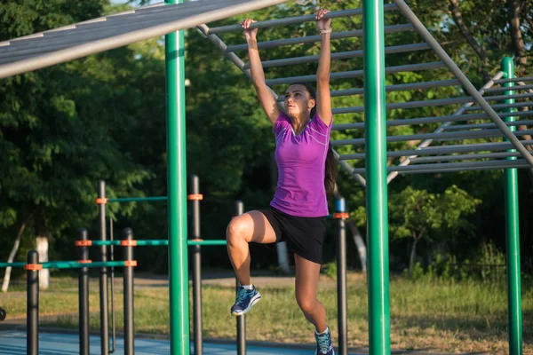 Trening fitness, zdrowe silne ciało piękne Młoda kobieta, Kobieta kulturysta mistrz sportowiec siłownia, Dziewczyna wykonuje, ciągnąc się ćwiczenia, ćwiczenia na drążku, — Zdjęcie stockowe