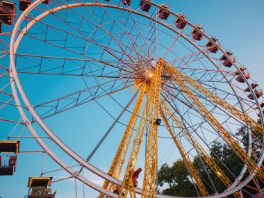 Dönme dolap Mavi Gökyüzünde