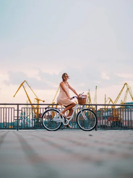 户外时尚女士的画像 》 优雅金发她时髦复古骑车在复古时尚服饰。享受夏季的一天，在海洋港口构成。休闲的生活方式。微笑的女孩. — 图库照片