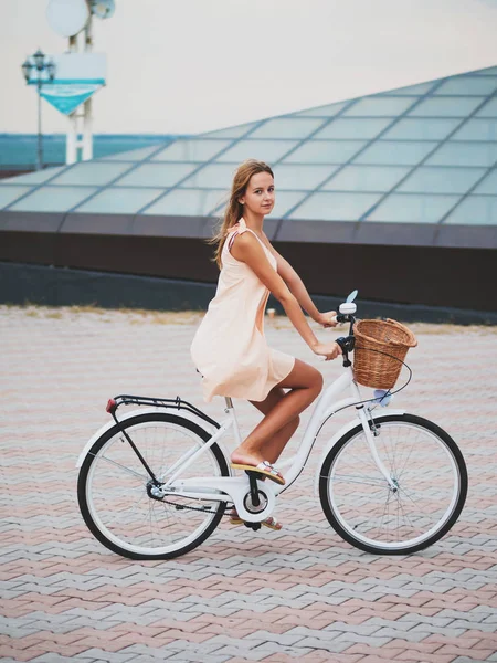 户外时尚女士的画像 》 优雅金发她时髦复古骑车在复古时尚服饰。享受夏季的一天，在海洋港口构成。休闲的生活方式。微笑的女孩. — 图库照片