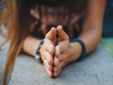 Birlikte eller Hıristiyanlıkla dua ve Şükran kadın. Mudra. Yoga kavramı.