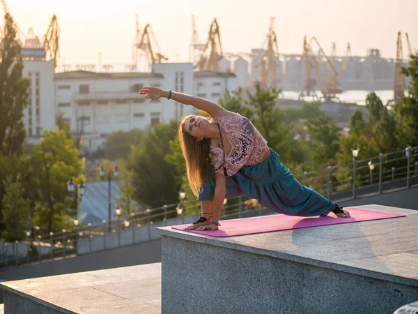 Yoga colplex asanas şehirde yaz sabahları pratik pantolon alladin genç güzel kadın.