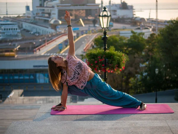 Yoga colplex asanas şehirde yaz sabahları pratik pantolon alladin genç güzel kadın.