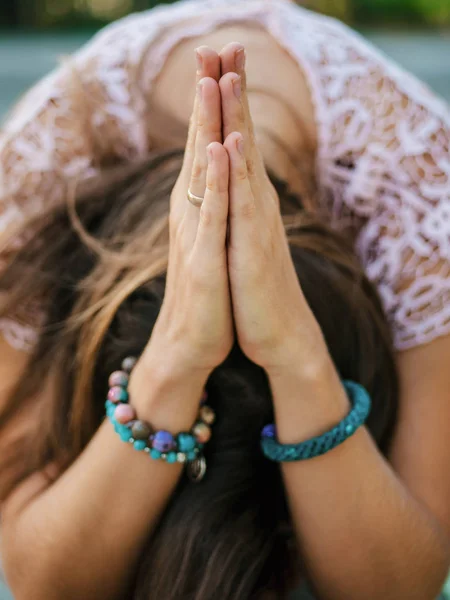 Mulher mãos juntas simbolizando oração e gratidão. Mudra. Conceito de ioga . — Fotografia de Stock